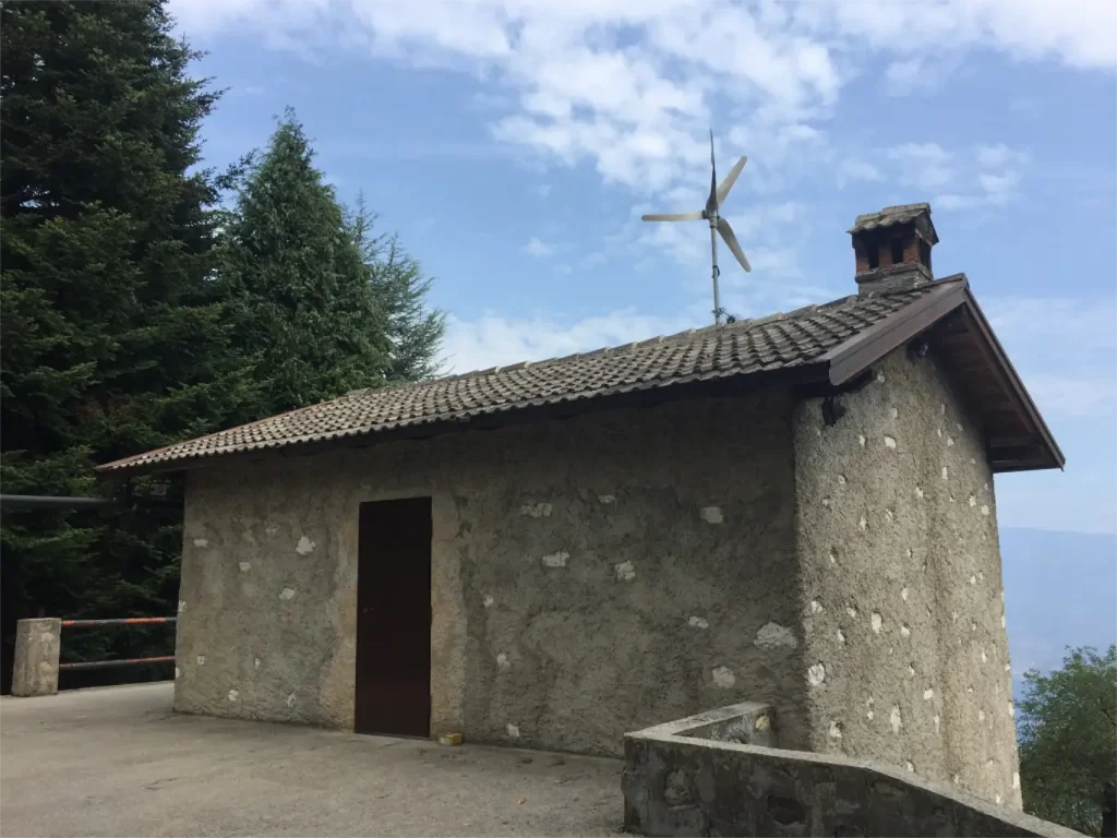 impianto-eolico-e-fotovoltaico-per-baita di-montagna-lombardia