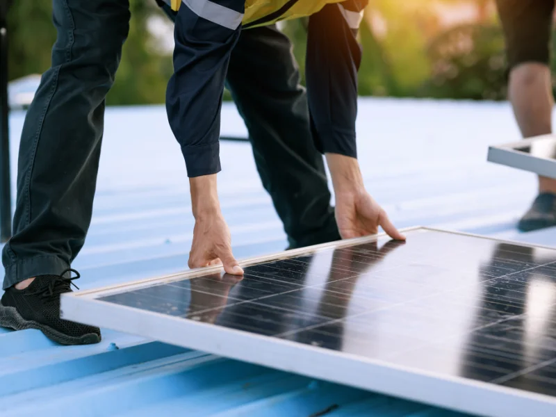 AdobeStock_18567087s46 controllo-cablaggi-componenti-elettrici-pannelli-fotovoltaici