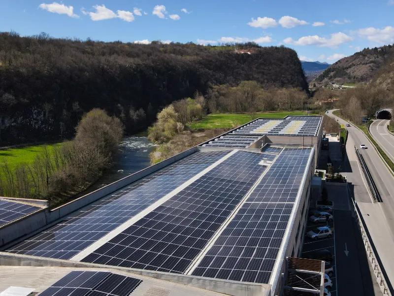 AdobeStock_18567087s46 fotovoltaico-industriale-con-iperammortamento-180-%-cos-e