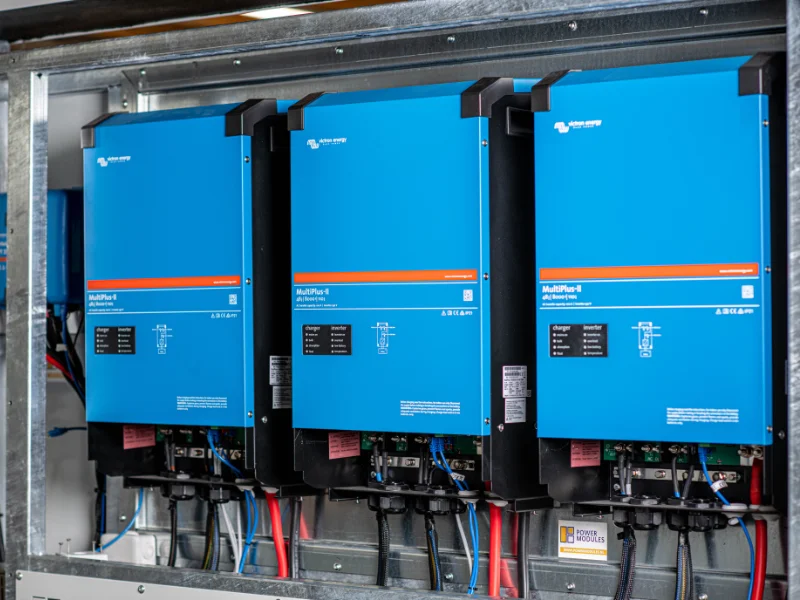 AdobeStock_18567087s46 sistemi-victron-energy-batterie-accumulo-per-fotovoltaico-off-grid-brescia